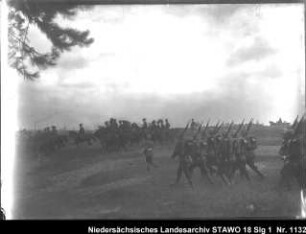 Manöver (linke untere Ecke ist weggebrochen) Enthält: Platte 7, marschierende und reitende (Husaren) Soldaten