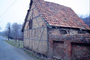 Ziegelmauer und Scheune am Dorfrand