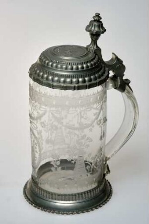 Krug mit Zinndeckel und Gravur