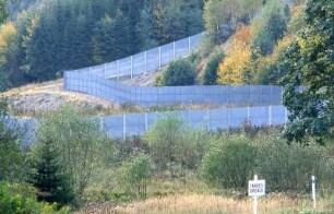 Stahlgitterzäune an der Innerdeutschen Grenze : Von Schauberg in Bayern Blick auf die Stahlgitterzäune der Innerdeutschen Grenze, 1986