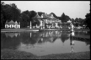 Salzburg: Parkansicht mit Teich, auf Schloss