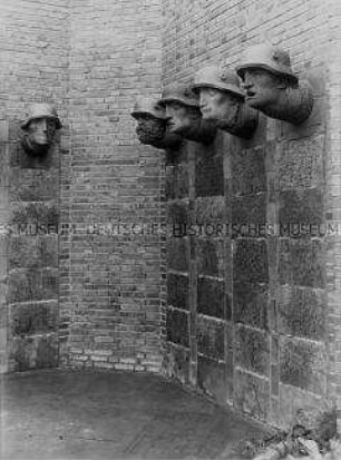 Köpfe sterbender Krieger im "offenen Gedächtnisraum", Vierer-Gruppe an der rechten Wand - Kriegerdenkmal in Bad Freienwalde/Oder