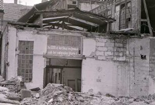 An einer Hausruine in Heiligenstadt im Eichsfeld steht eine Parteilosung, Foto ca. 1980