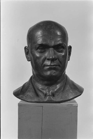 Büste von Ernst Thälmann : Büste von Ernst Thälmann. Bronze (1953; W. Arnold)