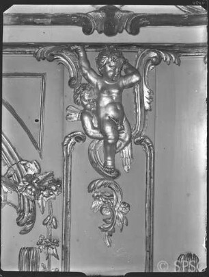 Potsdam, Neues Palais, Oberes Fürstenquartier, Oberes Konzertzimmer, R.: 260, Detail der Westwand: Putto links vom Mittelspiegel.