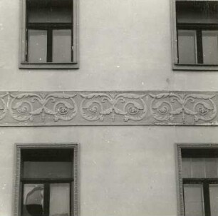 Cottbus. Stadthaus (ehem Hotel "Zum Goldenen Ring"), Altmarkt 21. E. 18. Jahrhundert/Anfang 19. Jahrhundert. Teilfassade mit Ornamentfries