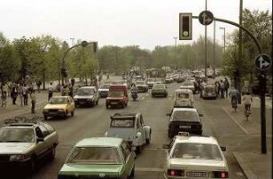 Berlin: Verkehr auf der Entlastungsstraße am Platz der Republik; nach der Maifeier