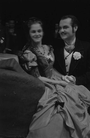 Szenenbilder aus der Oper "La Traviata" an der Deutsche Staatsoper Berlin : Szene mit Tiana Lemnitz