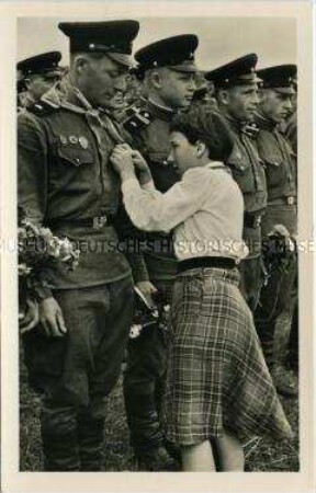 Junge Pionierin bei der Verabschiedung des 136. sowjetischen Garde-Panzerregimentes im Magdeburger Ernst-Grube-Stadion