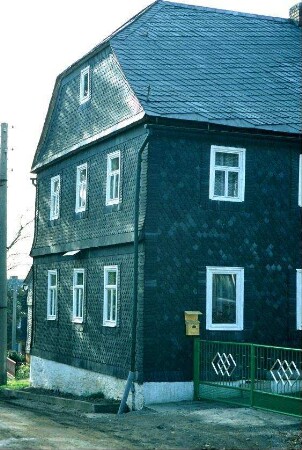 giebelständiges Schieferhaus