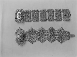 Armband aus Gußeisen, Glieder aus neogotischen Ornamenten, Schließe mit Putto