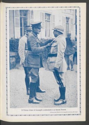 El príncipe Arturo de Connaught, condecorando a un general francés - [Fotografía] : (Fotografía Oficial de la Legación de Gran Bretaña)