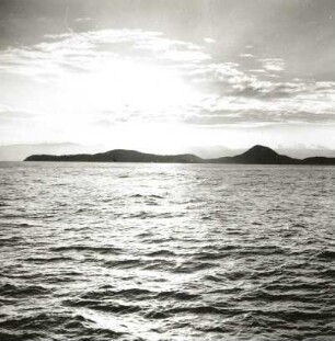 Serra do Mar, Brasilien. Ilha de Santo Amaro gegen Montserrate bei Santos. Blick von der See von Nordosten