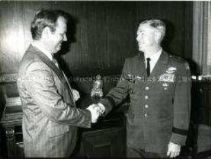 Der Regierende Bürgermeister Stobbe verabschiedet US-General Adams