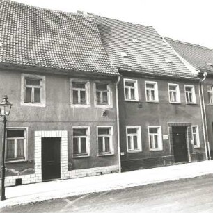 Pegau, Breitstraße 23/25. Wohnhäuser mit Laden (um 1840). Straßenansicht