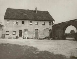 Maxen, Ehemaliges Rittergut : Maxen (Kreis Pirna), Ehemaliges Rittergut, Maxener Straße 1, 1844, Nebengebäude und Torbogen, Hofansicht