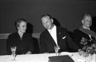 Freiburg: Regierungspräsidium; Anton Dichtel 60 Jahre; am Tisch: Frau Dichtel, Ministerpräsident Kurt Georg Kiesinger und Anton Dichtel