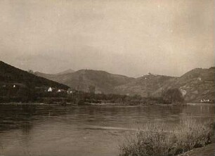 Böhmisches Mittelgebirge (České středohoří). Elbe bei Salesl (Zálezly). Blick zum Kletschen (Kletečná) und zum Dubitzer Kirchlein