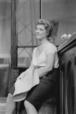 Szenenbilder aus "Zum goldenen Anker" von M. Pagnol, mit U.Thein als Marius u. a., Kammerspiele (Deutsches Theater), Berlin, 12.10.1956