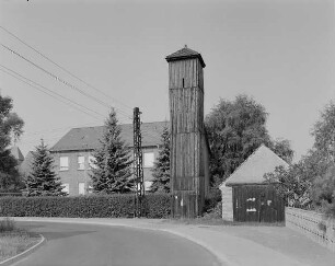 Kossa (Kr.Eilenburg). Ehem. Schlauchturm u.Feuerwehrschuppen, Dorfstr. Straßenansicht