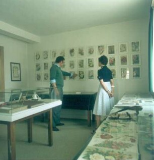 Steinfurth. Rosenmuseum. Ausstellungsraum mit Besuchern