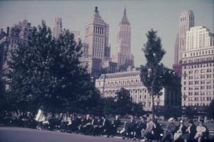Reisefotos USA. New York. Manhattan. Parkbankreihe im Central Park. Blick gegen Hochhäuser