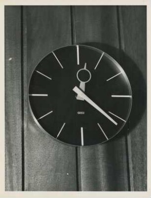 Chefredakteur Wanduhr von Robin Day