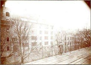 Fischer, Theodor; München, Luisenstr.; Höhere Töchter Schule - Außenansicht mit Kind