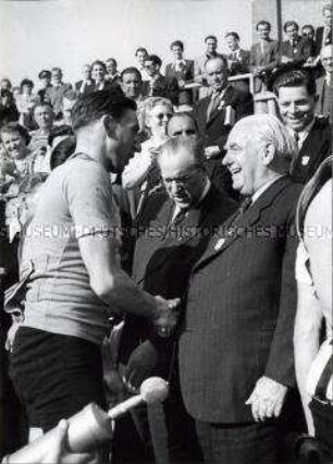 Wilhelm Pieck gratuliert dem Etappensieger der 6. Etappe der Friedensfahrt 1952 (?)