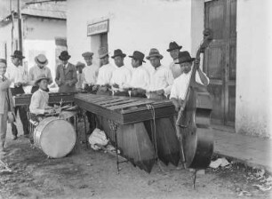 Musikinstrumente : Personen mit Musikinstrumenten