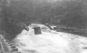 Die zerstörte Eisenbahnbrücke in Weesenstein am 9.7.1927 : Hochwasserkatastrophe vom 08.07.1927 im Müglitztal. Die zerstörte Eisenbahnbrücke in Weesenstein am 9.7.1927