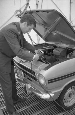 Motorüberprüfungs-Aktion der ADAC-Straßenwacht.