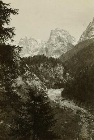 Kaisergebirge. Blick in das Kaisertal. Links im Hintergrund das Totenkirchl (2193 m)