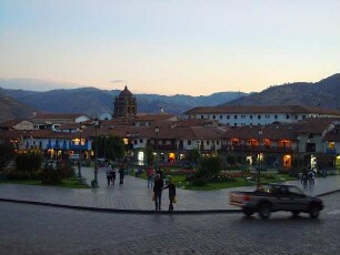 Cusco - Plaza de Armas am Abend : Der Hauptplatz, Plaza de Armas, am Abend. Aufgenommen am 29. August 2011 in Cusco
