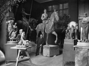 Rudolf Maison in seinem Atelier