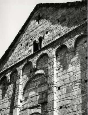 Fassade der romanischen Kirche San Nicolao