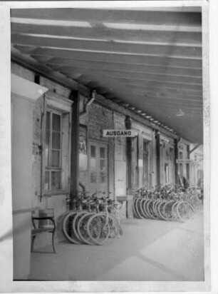 Bahnsteig mit abgestellten Fahrrädern
