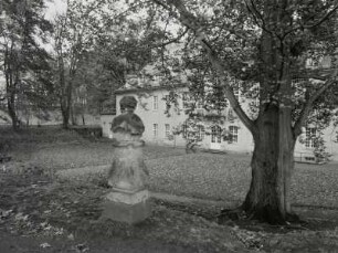 Weibliches Büstendenkmal