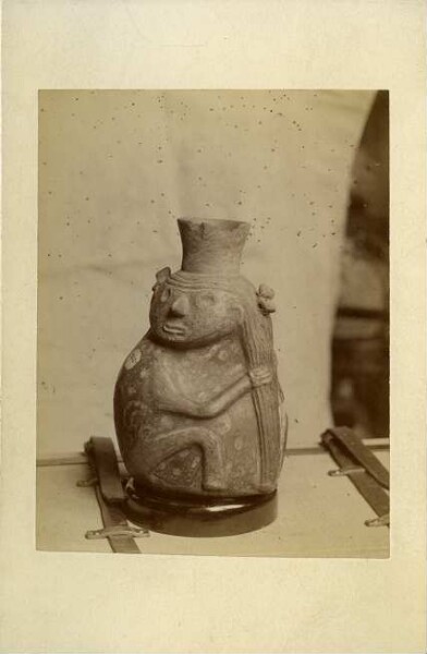 Clay vessel Seated figure with long hair (V A 4618)