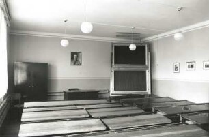 Nassau/Erzgebirge, Schule, Klassenzimmer (Grenzlandzimmer), Blick zur Tafel und auf Porträt Adolf Hitlers