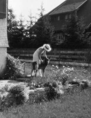 Frau mit Schäferhund