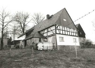 Augustusburg-Erdmannsdorf, Chemnitzer Straße 69. Wohnstallhaus (um 1700). Feldseite mit Anbau