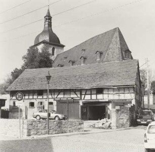Stadtkirche St. Johannes Baptista : Blick gegen ein Wirtschaftsgebäude und die Stadtkirche St. Johannes Baptista