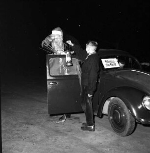 Büdingen. Der Nikolaus steigt aus einem Auto