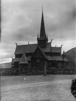 Stabkirche Lom : Blick auf die Westseite der Stabkirche in Lom. An den Dachkanten der Kirche finden sich geschnitzte Drachenköpfe