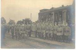 Soldaten vor der Fahrt an die Front