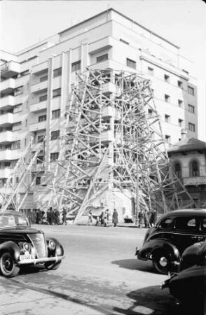 Bukarest: Abgestütztes Hochhaus am Boulevard Bratianu (Boulevard Magheru)