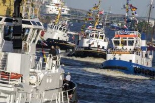 Vor den St. Pauli Landungsbrücken gibt es eine Traditions-Vorführung der Hamburger Hafenschlepper