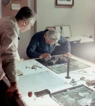 Grafiker bei der Fotomontage im Druckhaus Einheit