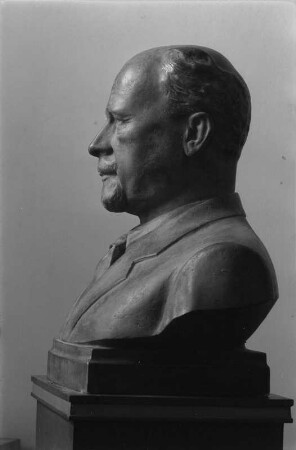 Büste von Walter Ulbricht (alte Fassung) : Büste von Walter Ulbricht (alte Fassung). Gips, getönt oder Bronze (vor 1964; W. Arnold)